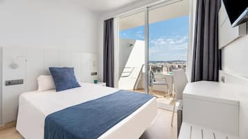 Chambre Simple, vue partielle sur la mer | Coffres-forts dans les chambres, bureau, Wi-Fi gratuit, draps fournis