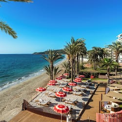A la platja i platja de sorra blanca