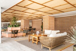 Bar en bord de piscine
