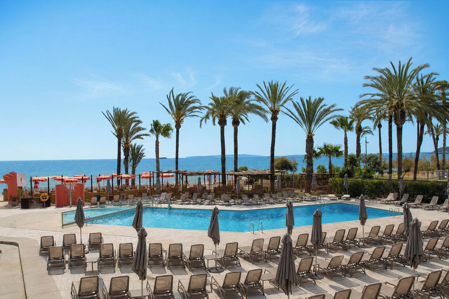 Piscine extérieure, parasols de plage, chaises longues