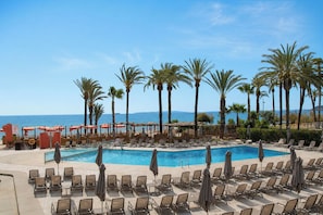 Outdoor pool, pool umbrellas, pool loungers - Hotel Vibra Algarb (Ibiza Town)