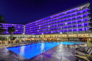 Outdoor pool, pool umbrellas, sun loungers