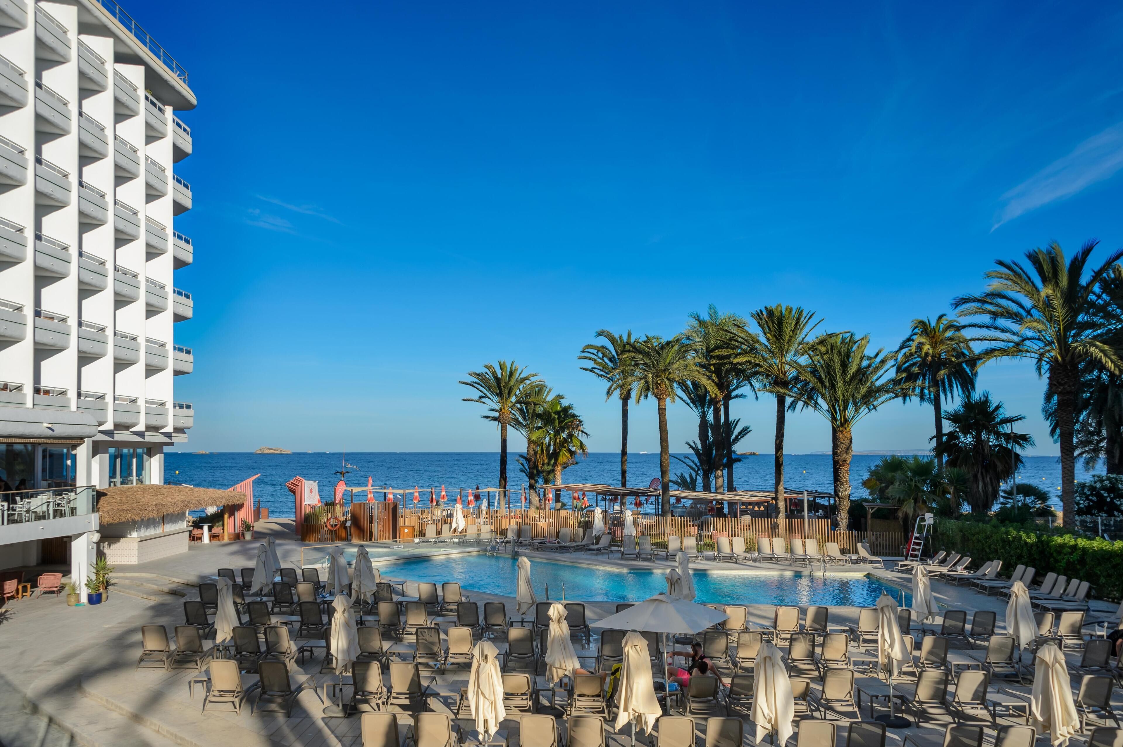 Piscine extérieure, parasols de plage, chaises longues