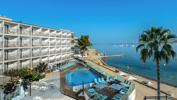 A hotel with a pool, beach, and ocean view. - Hotel Vibra San Remo (Sant Josep de sa Talaia)