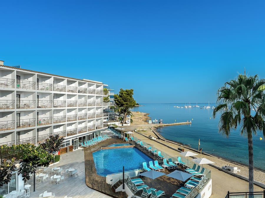 Piscina externa, guarda-sóis, espreguiçadeiras