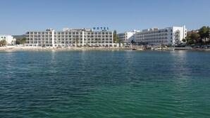 A hotel with multiple floors, a beach view, and a pool area. - Hotel Vibra San Remo (Sant Josep de sa Talaia)
