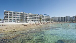 A hotel with multiple floors, a beach in front, and clear shallow waters. - Hotel Vibra San Remo (Sant Josep de sa Talaia)