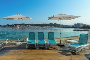 Εξωτερική πισίνα, ομπρέλες πισίνας, ξαπλώστρες