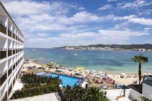 Piscine extérieure, parasols, chaises longues