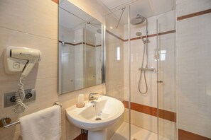Eenpersoonskamer | Badkamer | Een douche, een haardroger, handdoeken