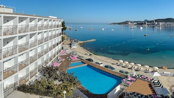Outdoor pool, pool umbrellas, sun loungers