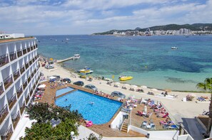 Outdoor pool, pool umbrellas, sun loungers