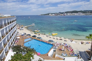 Outdoor pool, pool umbrellas, sun loungers