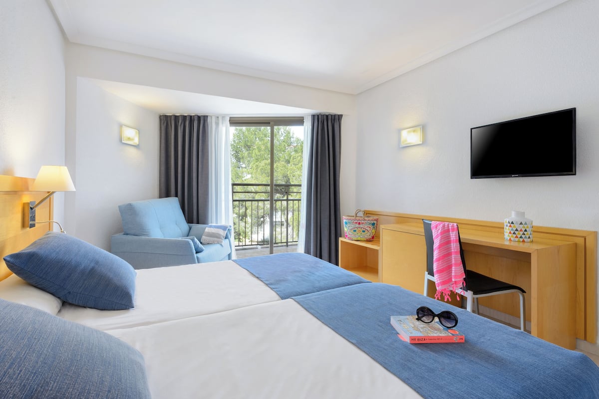 In-room safe, desk, free WiFi, bed sheets