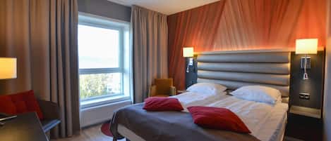 Standard Double Non Smoking | 1 bedroom, desk, laptop workspace, blackout drapes