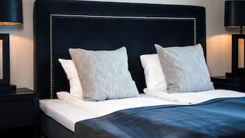 1 bedroom, desk, laptop workspace, blackout drapes