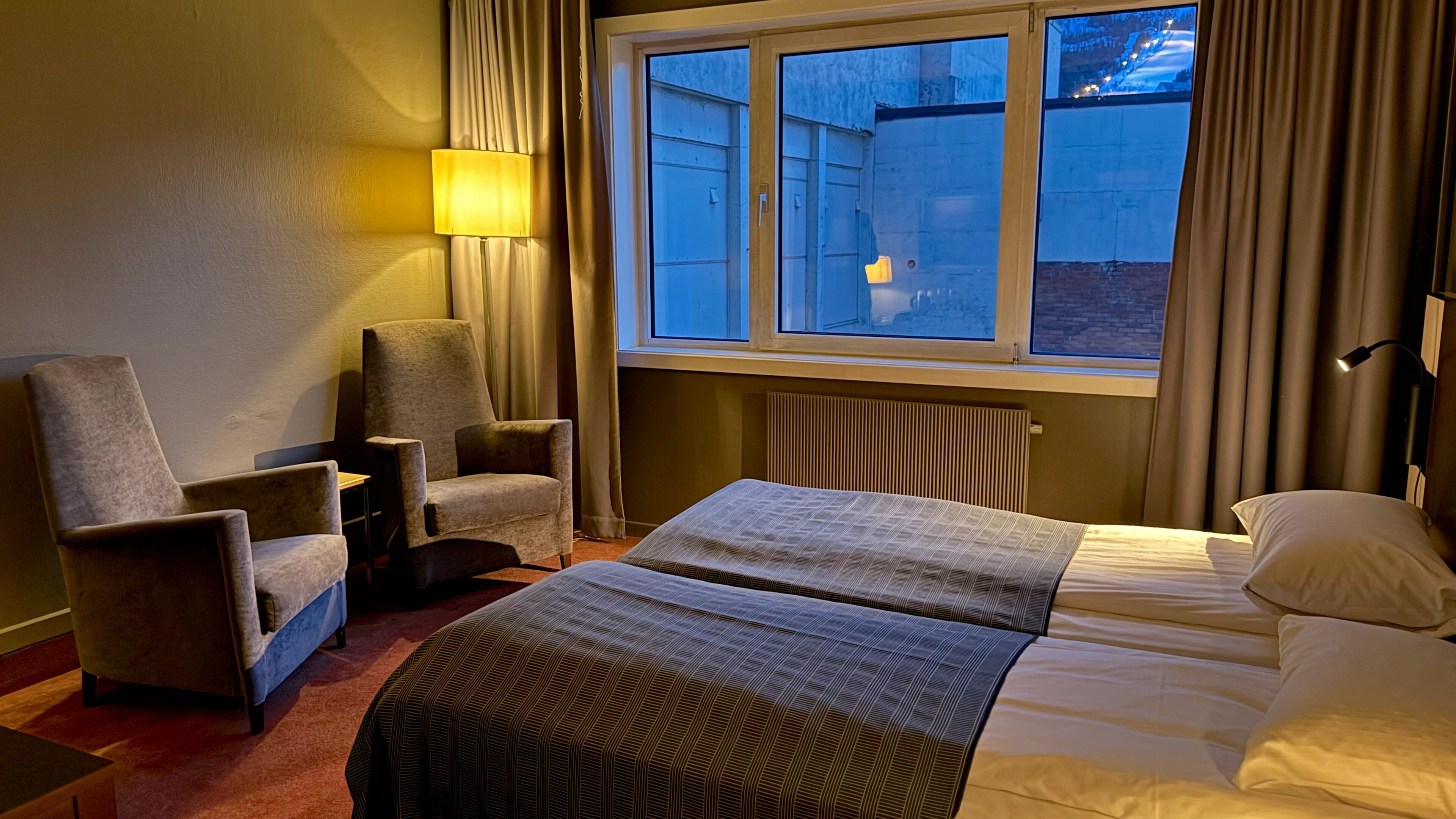 Huone, 2 yhden hengen sänkyä, tupakointi kielletty | Työpöytä, kannettavalle tietokoneelle sopiva työtila, pimennysverhot