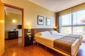 Minibar, in-room safe, desk, iron/ironing board