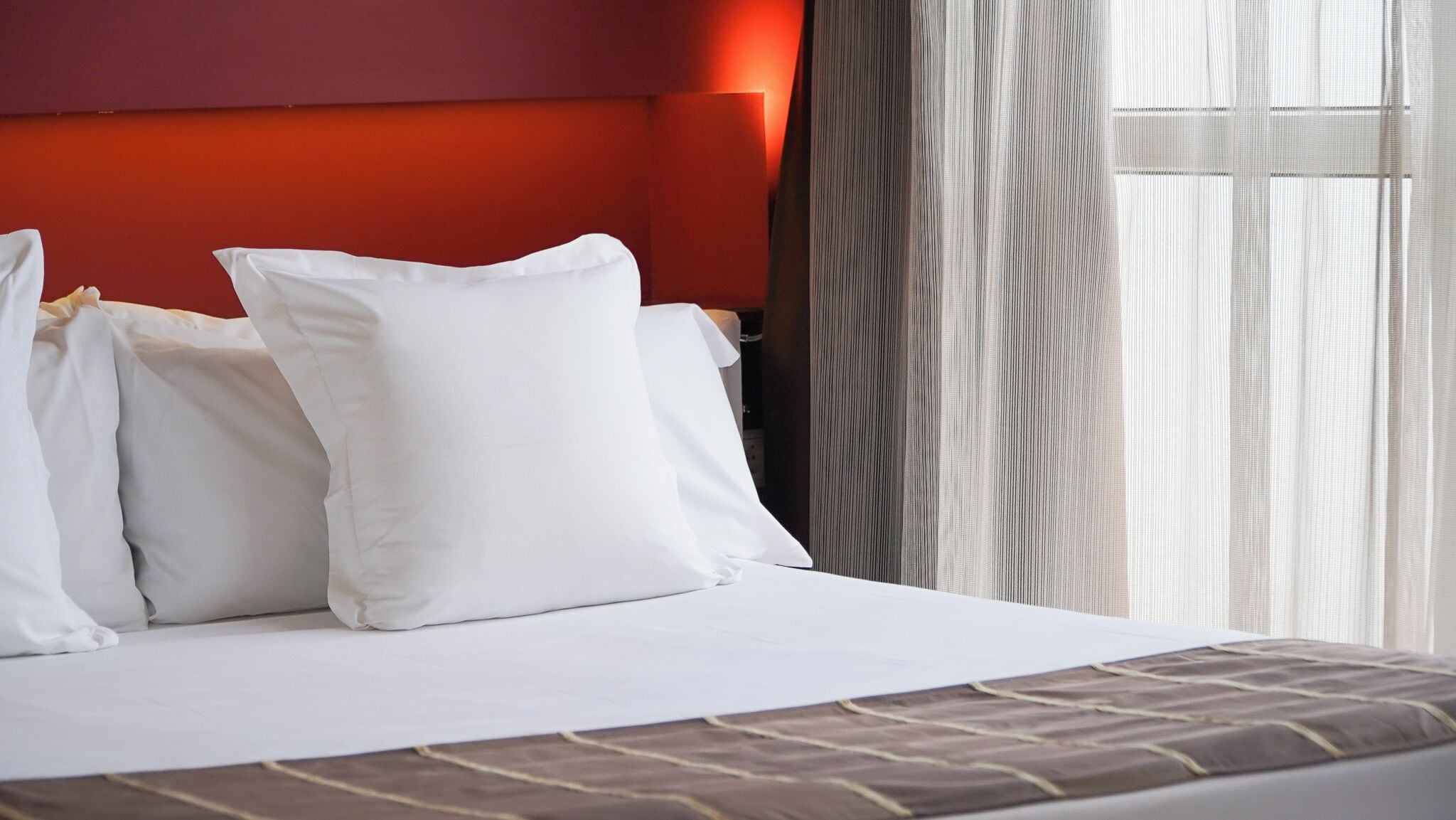 deluxe double room, jetted tub | minibar, in-room safe, desk, iron/ironing board