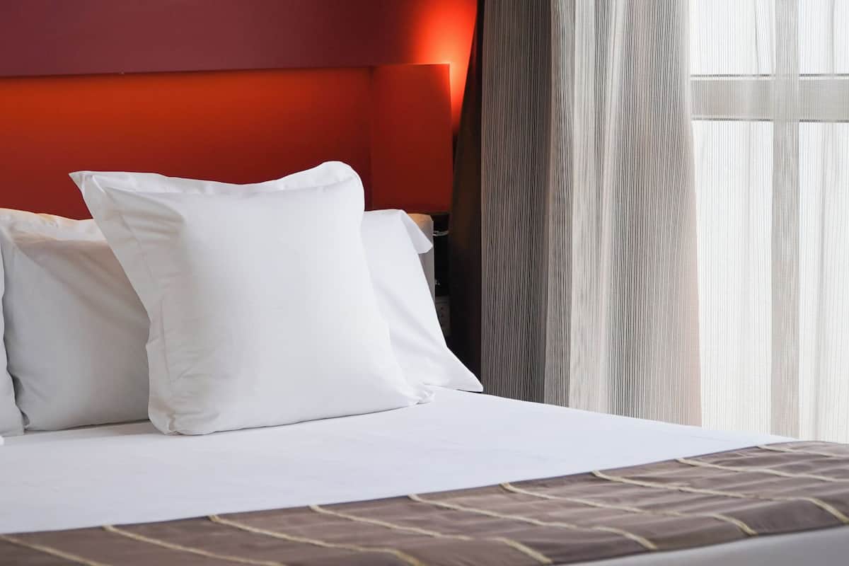 deluxe double room, jetted tub | minibar, in-room safe, desk, iron/ironing board