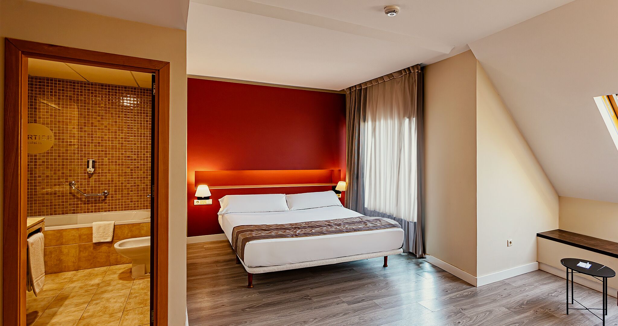 deluxe double room, jetted tub | minibar, in-room safe, desk, iron/ironing board