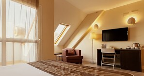 Minibar, coffres-forts dans les chambres, bureau