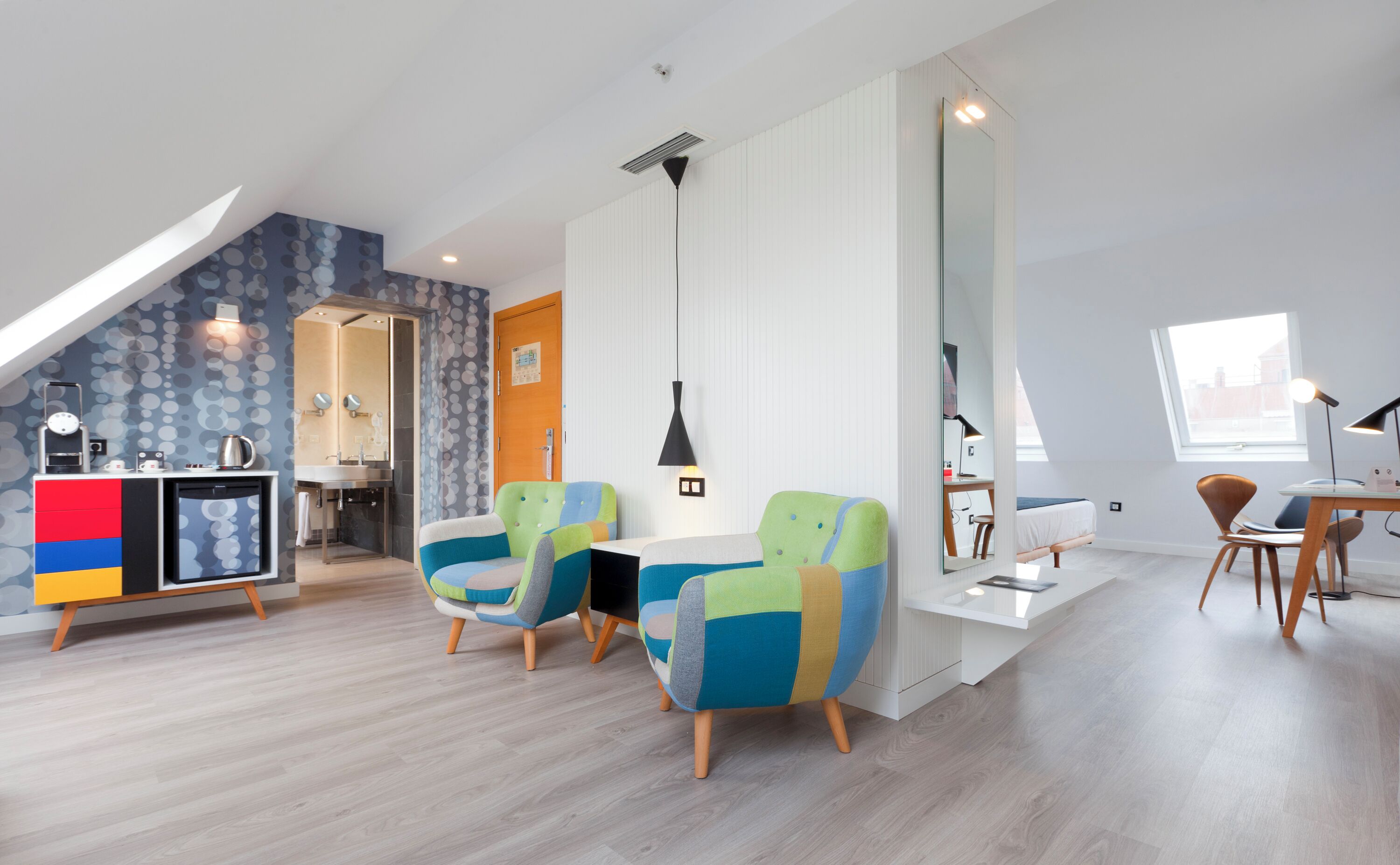 Een minibar, een kluis op de kamer, een bureau