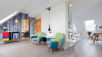 Een minibar, een kluis op de kamer, een bureau