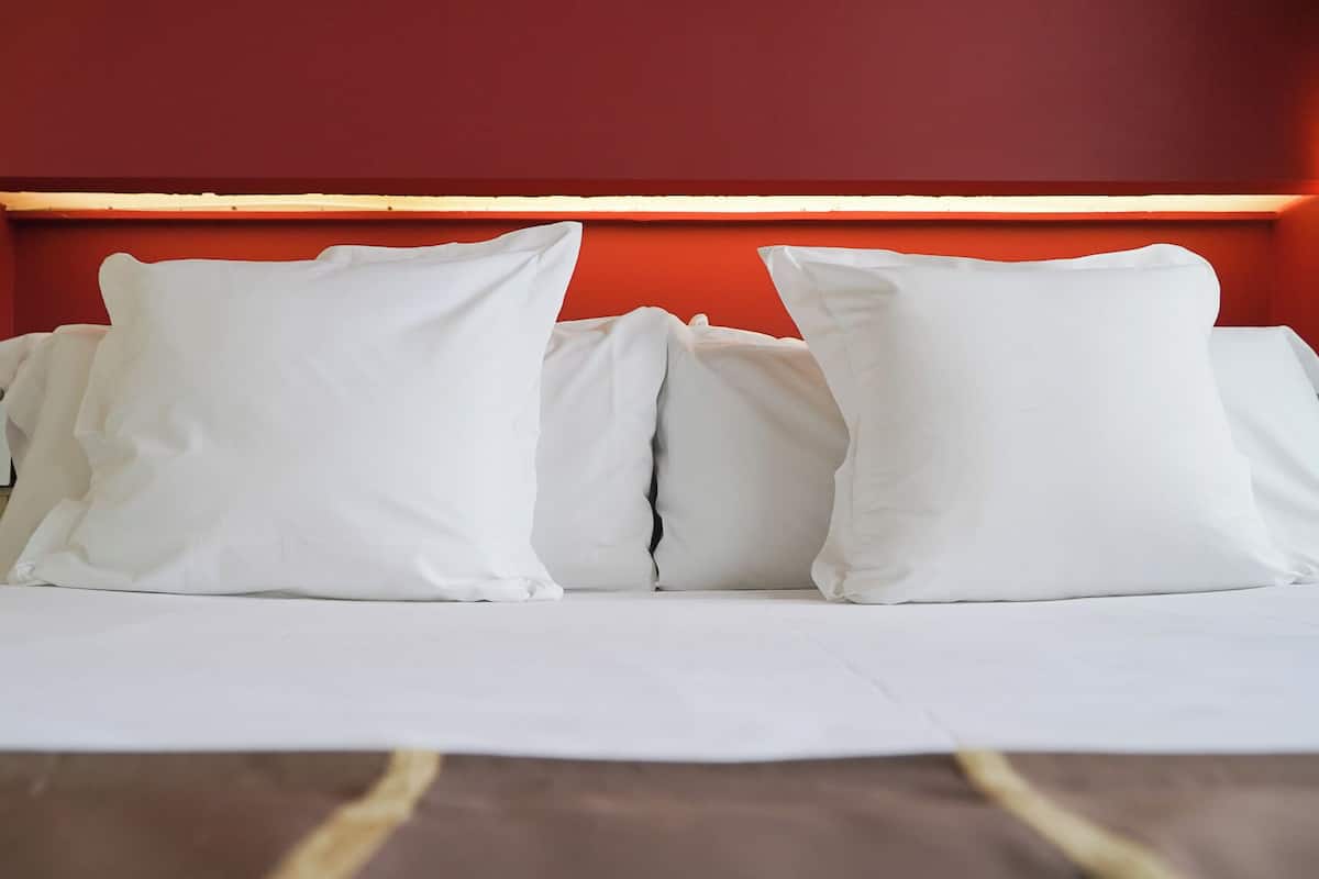 deluxe double room, jetted tub | minibar, in-room safe, desk, iron/ironing board