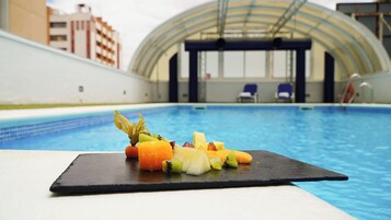 Una piscina cubierta