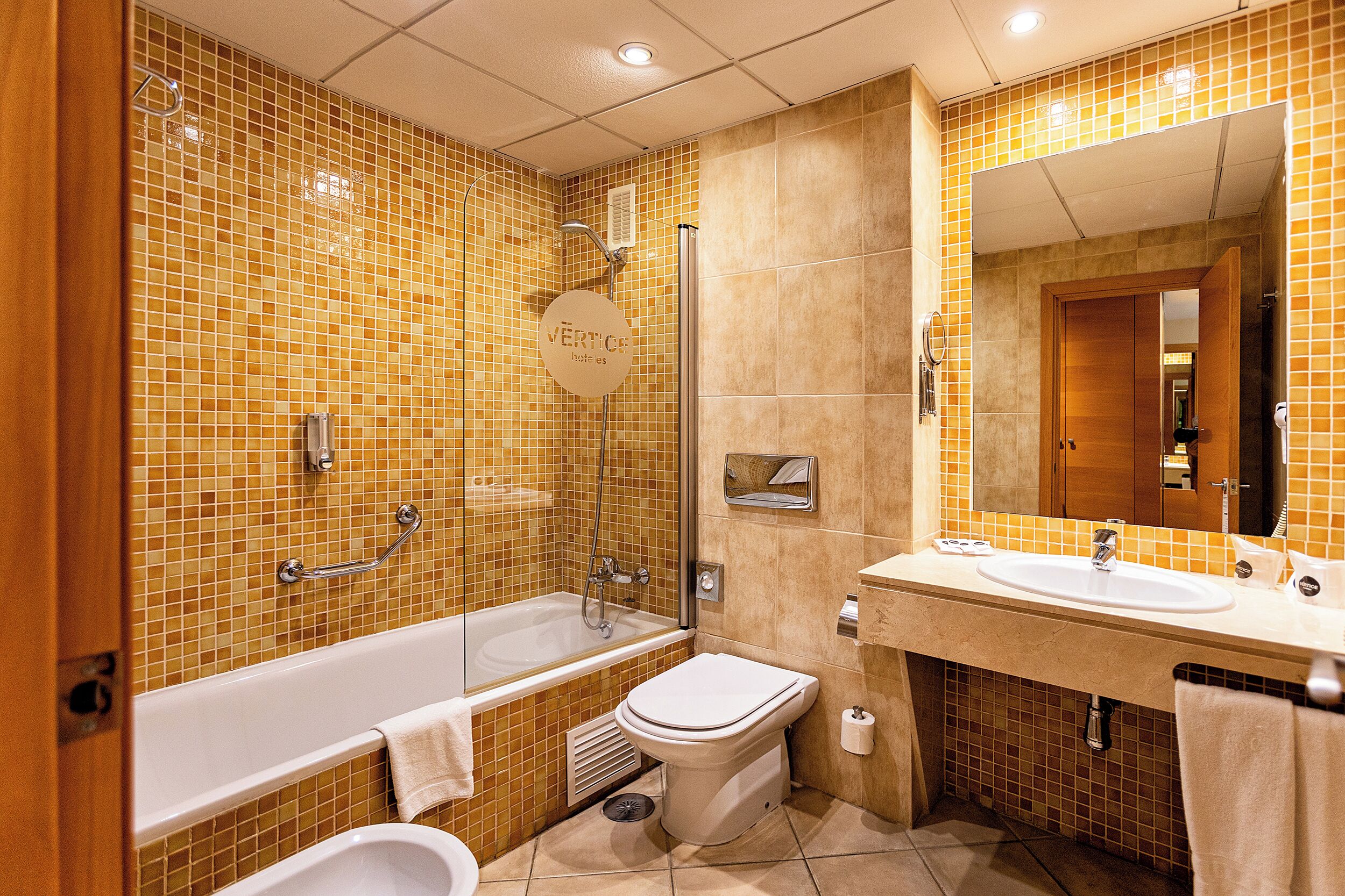 Une salle de bain avec une baignoire, des toilettes et un lavabo.