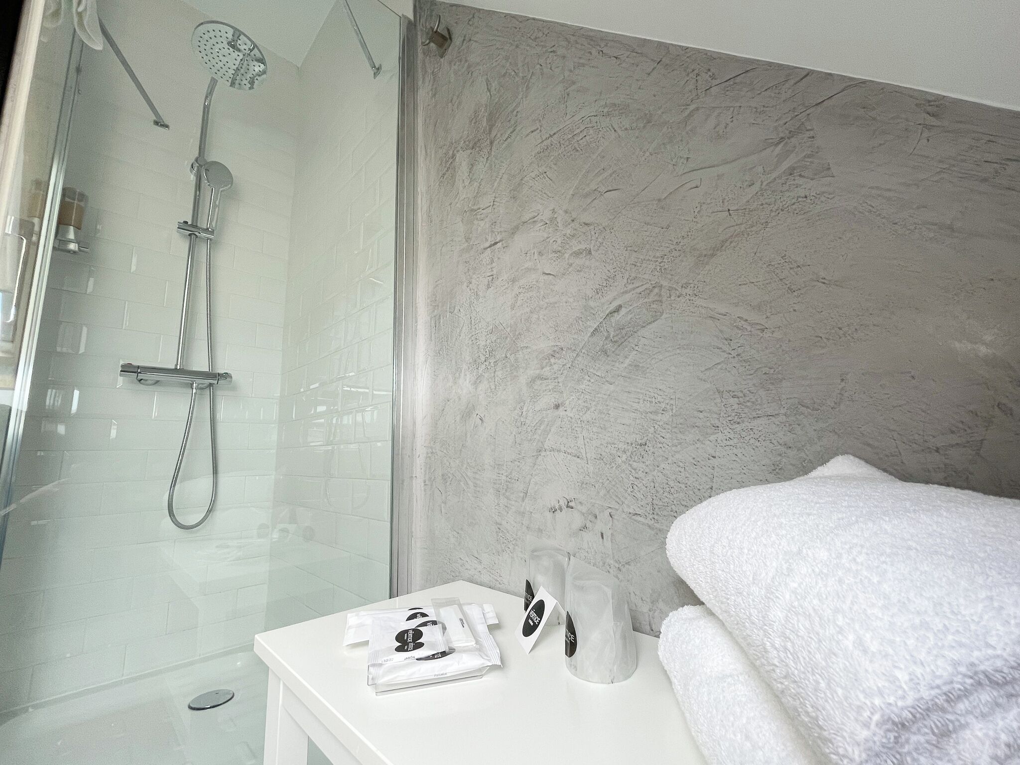 economy single room | minibar, in-room safe, desk, iron/ironing board