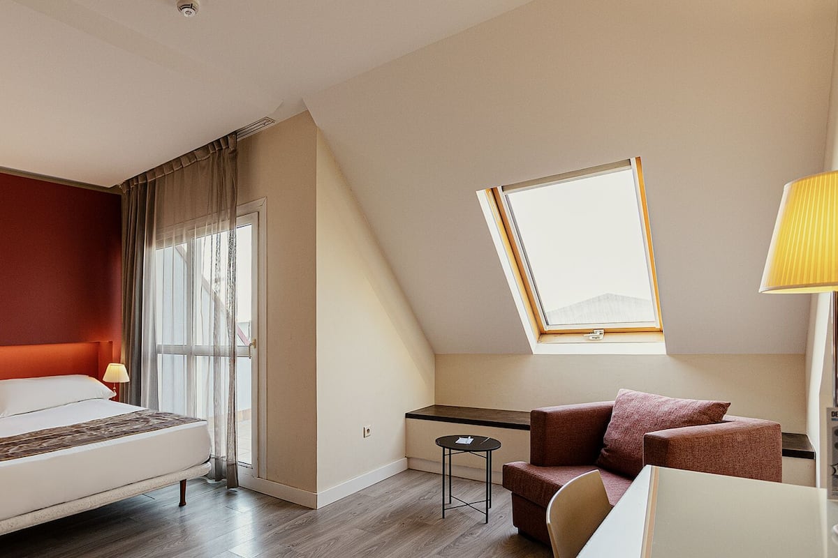 Habitación doble Deluxe, hidromasaje | Minibar, caja de seguridad en la habitación y escritorio