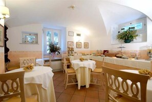 Café da manhã com buffet grátis todos os dias
