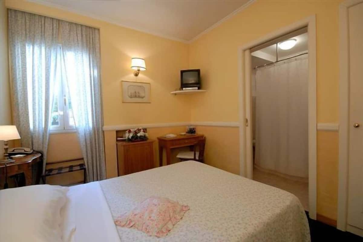Ropa de cama de alta calidad y minibar
