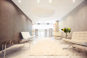 Televisión LCD de 32 pulgadas con canales por cable, una televisión