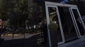 Un hotel moderno con una fachada de vidrio destacada y una vista despejada del interior a través de las ventanas.