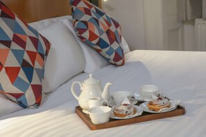 Standard Room, 1 Double Bed, Non Smoking | In-room safe, desk, laptop workspace, blackout drapes