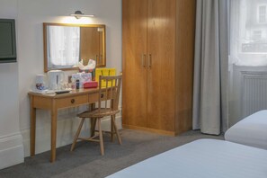 Chambre Standard, plusieurs lits, non-fumeurs | Coffres-forts dans les chambres, bureau