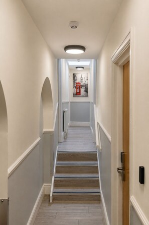 Hallway - Queensway Hotel, Sure Hotel Collection by Best Western (London)