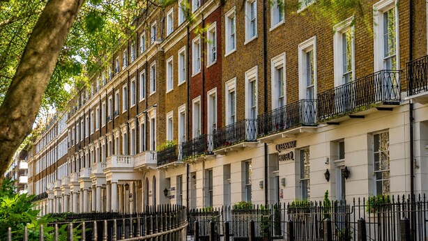 A row of terraced houses with a 'Queen's Walk' sign, a black metal fence, and a tree in the foreground. - Queensway Hotel, Sure Hotel Collection by Best Western (London)