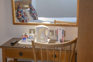 Standardzimmer, 1 Doppelbett, Nichtraucher | Zimmersafe, Schreibtisch, laptopgeeigneter Arbeitsplatz