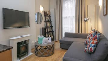 Executive Room, 1 King Bed, Non Smoking (with Sofabed) | In-room safe, desk, laptop workspace, blackout drapes