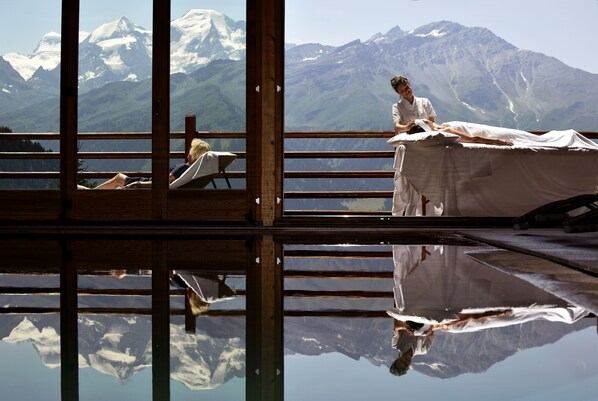 Piscine intérieure, chaises longues