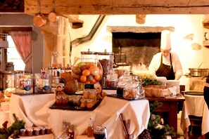 Petit déjeuner buffet (48.00 CHF par personne)