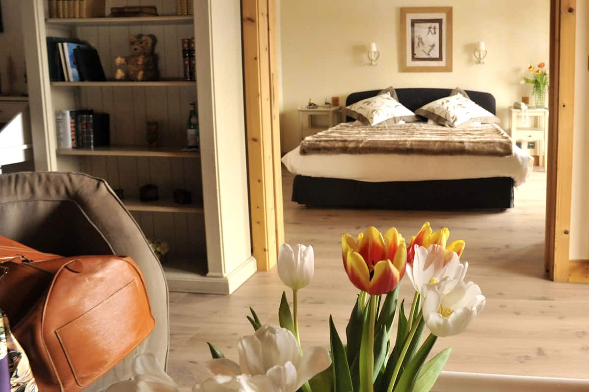 suite, balcony, mountain view (south view) | 1 bedroom, minibar, in-room safe, individually decorated