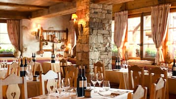 2 restaurantes, se sirven comidas, cenas y cocina italiana