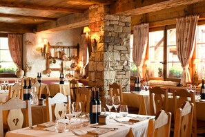 2 restaurants, serveren lunch, diner, Italiaanse gerechten