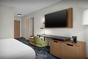 Luxe beddengoed, een bureau, verduisterende gordijnen