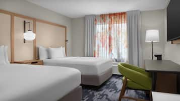 Ropa de cama de alta calidad, escritorio y cortinas blackout